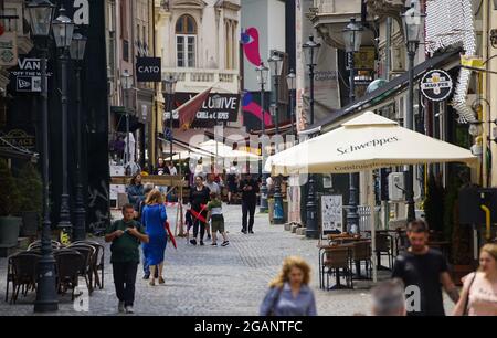 Bucarest, Romania - 06 giugno 2021: Lipscani, una strada in stile antico con case con una bella architettura dove bar, negozi e ristoranti sono aperti t Foto Stock