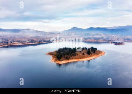 Lion Island sul Lago Jindabyne - Fiume Snowy nelle montagne Snowy dell'Australia - veduta aerea panoramica. Foto Stock