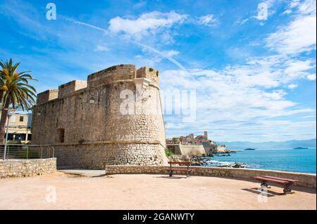 Famoso villaggio Antibes vicino Nizza. costa azzurra Mar Mediterraneo. Paesaggio con fortezza storica e porto Foto Stock