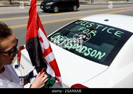 Jennifer Hively, 42 Fuori da Cleveland Ave. Afferra una bandiera BLM dall'interno della sua auto che è decorata per il march.Friends e la famiglia di Casey Goodson Jr. Sono stati Uniti da attivisti Black Lives materia fuori del Franklin County Common Pleas Courthouse per una marcia e rally per incrimere ex vice Jason Sheriff Meade, che ha sparato e ucciso Casey Goodson Jr. Nel dicembre del 2020. Questo raduno è caduto il compleanno di Tamala Payne, la madre di Casey Goodson Jr., e ha caratterizzato le preghiere dei pastori locali, una parola dal avvocato di famiglia Sean Walton, le parole da Payne e una breve riflessione sul ch di Goodson Jr. Foto Stock