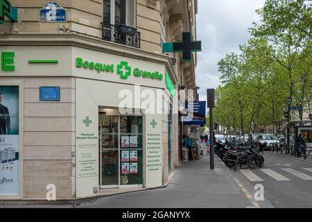 PAR, FRANCIA - 08 luglio 2021: La facciata dell'edificio della farmacia Bosquet Grenelle lungo la strada a la Fleche, Parigi, Francia Foto Stock