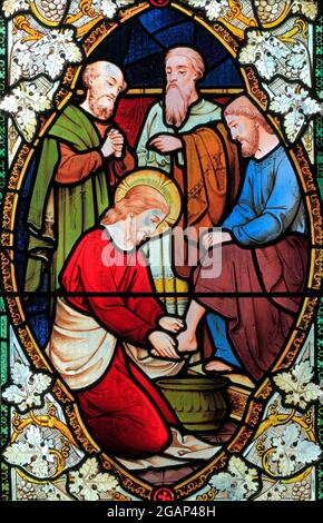 Gesù lavando i piedi dei suoi discepoli, di Ward & Hughes, 1869, vetrata, Stanhoe, Norfolk, Inghilterra Foto Stock