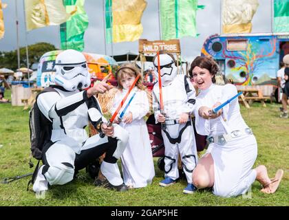 Lulworth, Dorset UK, sabato, 31 luglio 2021 UNA famiglia vestita con abiti fantasia Star Wars il giorno 2 del campo Bestival 2021, Lulworth Castle, Dorset. Credit: DavidJensen / Empics Entertainment / Alamy Live News Foto Stock