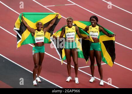 Tokyo, Giappone, 31 luglio 2021. Il secondo classificato del team Giamaica Shelly-Ann Fraser-Pryce, il primo classificato di Elaine Thompson Herah e il terzo classificato di Shericka Jam Jackson (L-R) festeggiano con le bandiere giamaicane dopo la finale di 100 metri delle donne il giorno 8 dei Giochi Olimpici di Tokyo 2020. Credit: Pete Dovgan/Speed Media/Alamy Live News. Credit: Pete Dovgan/Speed Media/Alamy Live News Foto Stock