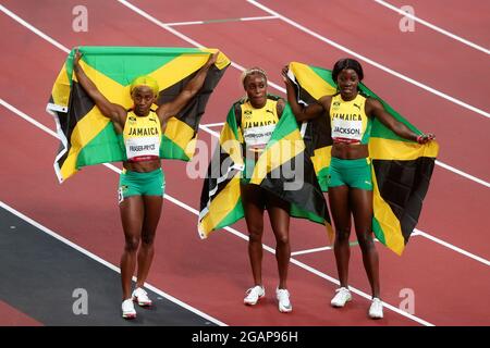 Tokyo, Giappone, 31 luglio 2021. Il secondo classificato del team Giamaica Shelly-Ann Fraser-Pryce, il primo classificato di Elaine Thompson Herah e il terzo classificato di Shericka Jam Jackson (L-R) festeggiano con le bandiere giamaicane dopo la finale di 100 metri delle donne il giorno 8 dei Giochi Olimpici di Tokyo 2020. Credit: Pete Dovgan/Speed Media/Alamy Live News. Credit: Pete Dovgan/Speed Media/Alamy Live News Foto Stock