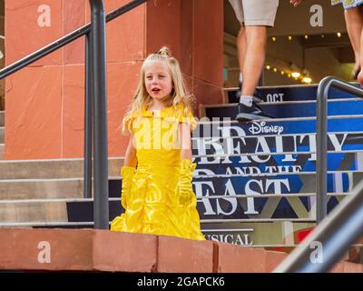 Utah, 19 GIU 2021 - ragazza vestire nell'anfiteatro Tuacahn Foto Stock