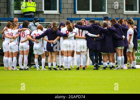 England Huddle alla fine del gioco femminile Under-19 di amicizia internazionale tra Inghilterra e Repubblica Ceca al New Bucks Head Stadium di Telford. Foto Stock