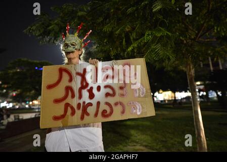 Tel Aviv, Israele. 01 agosto 2021. Dimostrazione contro le restrizioni del virus Corona, la coercizione vaccinale e il nuovo "Green Badge/Pass". Nella scorsa settimana il Ministero della Salute israeliano ha dichiarato che il paese sarebbe stato il primo a livello mondiale a somministrare una terza dose di vaccinazione di vaccini Pfizer e moderna - non ancora approvati dalla FDA. A giugno il governo aveva ampliato gli sforzi per vaccinare i giovani dai 12 anni, incoraggiando i giovani a vaccinarsi. Tel Aviv, Israele. 31 luglio 2021.( Credit: Matan Golan/Alamy Live News Foto Stock