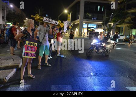 Tel Aviv, Israele. 01 agosto 2021. Dimostrazione contro le restrizioni del virus Corona, la coercizione vaccinale e il nuovo "Green Badge/Pass". Nella scorsa settimana il Ministero della Salute israeliano ha dichiarato che il paese sarebbe stato il primo a livello mondiale a somministrare una terza dose di vaccinazione di vaccini Pfizer e moderna - non ancora approvati dalla FDA. A giugno il governo aveva ampliato gli sforzi per vaccinare i giovani dai 12 anni, incoraggiando i giovani a vaccinarsi. Tel Aviv, Israele. 31 luglio 2021.( Credit: Matan Golan/Alamy Live News Foto Stock