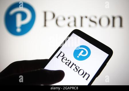 Ucraina. 31 luglio 2021. In questa illustrazione fotografica, il logo Pearson plc di una multinazionale britannica del settore dell'editoria e dell'istruzione viene visualizzato su uno smartphone. (Foto di Pavlo Gonchar/SOPA Images/Sipa USA) Credit: Sipa USA/Alamy Live News Foto Stock