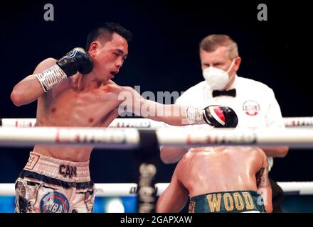 Brentwood, Regno Unito. 31 luglio 2021. Il pugile cinese Xu Can (L) compete durante la lotta WBA contro Leigh Wood del Regno Unito a Brentwood, Regno Unito, il 31 luglio 2021. Credit: Han Yan/Xinhua/Alamy Live News Foto Stock