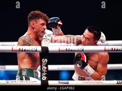 Brentwood, Regno Unito. 31 luglio 2021. Il pugile cinese Xu Can (R) compete durante la lotta WBA contro Leigh Wood del Regno Unito a Brentwood, Regno Unito, il 31 luglio 2021. Credit: Han Yan/Xinhua/Alamy Live News Foto Stock