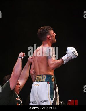 Brentwood, Regno Unito. 31 luglio 2021. Il Regno Unito Leigh Wood (R) celebra dopo la lotta WBA contro il pugile cinese Xu Can a Brentwood, Regno Unito, il 31 luglio 2021. Credit: Han Yan/Xinhua/Alamy Live News Foto Stock