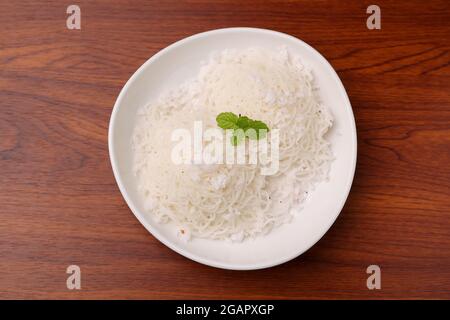 Noolappam/Idiyappam/spaghetti di riso, un piatto tradizionale popolare per la colazione Kerala cucinato a vapore con curry arrosto caldo e piccante all'uovo su una casa galleggiante, Alleppey Foto Stock