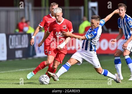 ALKMAAR, PAESI BASSI - 31 LUGLIO: Albert Gudmundsson di AZ, Andoni Gorosabel di Real Sociedad durante la partita pre-stagione tra AZ e Real Sociedad allo stadio AFAS il 31 luglio 2021 ad Alkmaar, Paesi Bassi (Foto di Patrick Goosen/Orange Pictures) Foto Stock