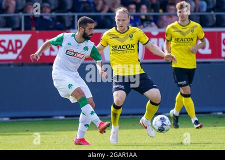 VENLO, PAESI BASSI - LUGLIO 31: Antonio Pereira di Panathinaikos FC e Guus Hupperts di VVV Venlo durante la partita pre-stagione tra VVV-Venlo e Panathinaikos FC al Covebo Stadion De Koel il 31 luglio 2021 a Venlo, Paesi Bassi (Foto di Jeroen Meuwsen/Orange Pictures) Foto Stock