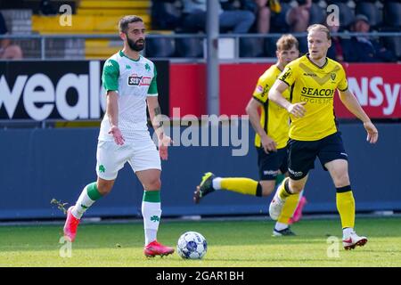 VENLO, PAESI BASSI - LUGLIO 31: Antonio Pereira di Panathinaikos FC e Guus Hupperts di VVV Venlo durante la partita pre-stagione tra VVV-Venlo e Panathinaikos FC al Covebo Stadion De Koel il 31 luglio 2021 a Venlo, Paesi Bassi (Foto di Jeroen Meuwsen/Orange Pictures) Foto Stock