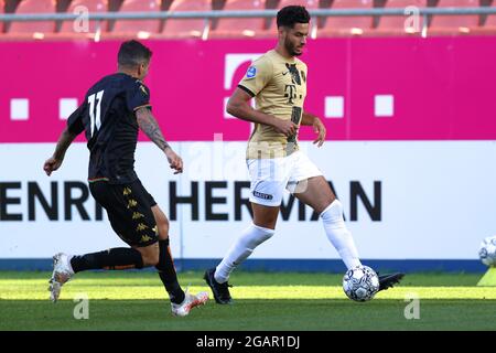 UTRECHT, PAESI BASSI - 31 LUGLIO: Francesco Forte di Venezia FC, Benaissa Benamar di FC Utrecht durante la partita pre-stagione tra FC Utrecht e Venezia FC al Galgenwaard stadion il 31 luglio 2021 a Utrecht, Paesi Bassi (Foto di Herman Dingler/Orange Pictures) Foto Stock