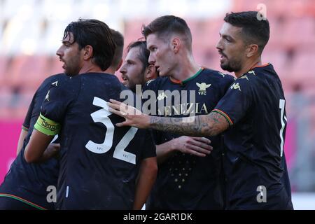 UTRECHT, PAESI BASSI - LUGLIO 31: Francesco Forte di Venezia FC festeggia il suo gol con i suoi compagni di squadra durante la pre-stagione amichevole tra FC Utrecht e Venezia FC al Galgenwaard stadion il 31 luglio 2021 a Utrecht, Paesi Bassi (Foto di Herman Dingler/Orange Pictures) Foto Stock