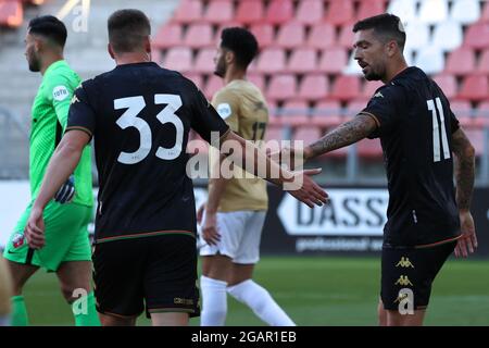 UTRECHT, PAESI BASSI - LUGLIO 31: Francesco Forte di Venezia FC festeggia il suo gol con i suoi compagni di squadra durante la pre-stagione amichevole tra FC Utrecht e Venezia FC al Galgenwaard stadion il 31 luglio 2021 a Utrecht, Paesi Bassi (Foto di Herman Dingler/Orange Pictures) Foto Stock