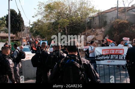 La polizia si vigilanza mentre gli attivisti israeliani di sinistra e i palestinesi prendono parte a una manifestazione contro l'occupazione israeliana e l'attività di insediamento in Sheikh Jarrah, un quartiere prevalentemente palestinese il 30 luglio 2021 a Gerusalemme Est, Israele. Il quartiere palestinese di Sheikh Jarrah è attualmente il centro di una serie di controversie di proprietà tra palestinesi e israeliani ebrei di destra. Alcune case sono state occupate dai coloni israeliani a seguito di una sentenza della Corte. Foto Stock