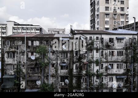 Yangon, Myanmar - 16 giugno: Appartamenti affollati a Yangon, Myanmar. Foto Stock