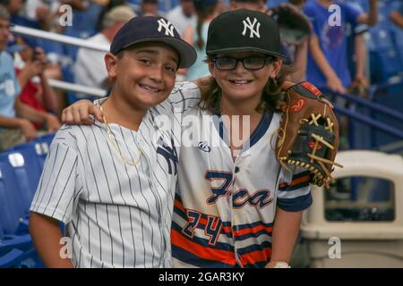 San Pietroburgo, Florida. USA; due giovani fan di Yankees si sono godendo di un ottimo tempo guardando entrambe le squadre durante una partita di baseball della Major League tra il Tampa Ba Foto Stock