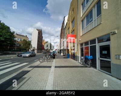 HANNOV, GERMANIA - 01 luglio 2021: La facciata dell'edificio del negozio di alimentari Penny ad Hannover, Germania Foto Stock