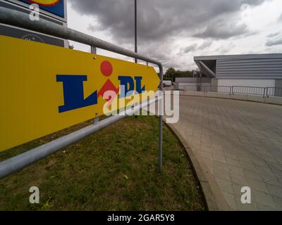 HANNOV, GERMANIA - 01 luglio 2021: La segnaletica del negozio Lidl ad Hannover, Germania Foto Stock