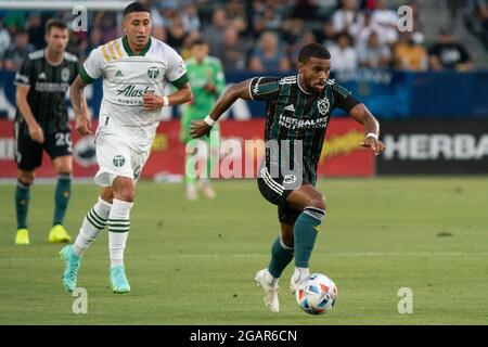 Il centrocampista dei Los Angeles Galaxy Samuel Grandsir (11) avanza la palla mentre il centrocampista dei Portland Timbers Marvin Loria (44) cerca di inseguirlo durante una partita della MLS, venerdì 30 luglio 2021, a Los Angeles, CA. The Galaxy sconfisse i Timbers 4-1. (Jon Endow/immagine dello sport tramite AP) Foto Stock