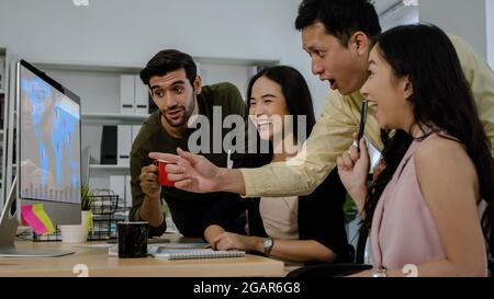 Business marketing Teamwork Brainstorming Planning incontro e guardando monitor, Gruppo di new start up business tailandese, asiatico e straniero adolescenza Foto Stock