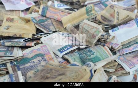 Mucchio di vecchi soldi del Myanmar. Pile di banconote birmane. Valuta della Birmania. Foto Stock