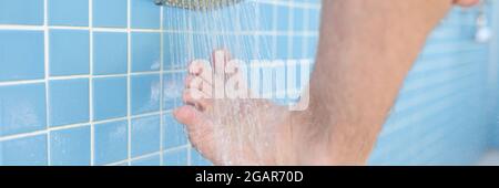 L'uomo si lava il piede in piscina Foto Stock