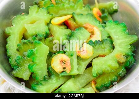 Sud-est asiatico, Myanmar o indiano tradizionale zucca amara (Karela) e piccoli gamberi curry. Vista in primo piano. Foto Stock