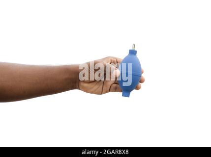 Soffiante di pulizia della telecamera isolata che tiene una mano su sfondo bianco Foto Stock