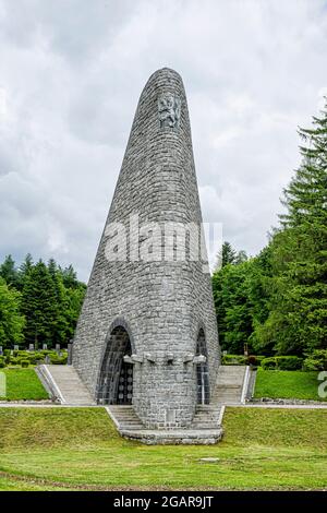 Monumento al cimitero commemorativo dei soldati cecoslovacchi, passo di montagna di Dukla, repubblica slovacca. Destinazione del viaggio. Foto Stock