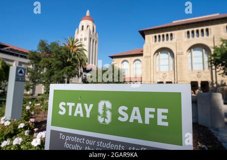 Stanford, Stati Uniti. 31 luglio 2021. Hoover Tower è stata vista alla Stanford University di Stanford, California, Stati Uniti il 31 luglio 2021. L'infezione in corso in tutta l'America, guidata principalmente dalla variante delta del coronavirus nonostante la vaccinazione di massa, ha spinto le scuole e le università a prendere una posizione cauta per gli studenti, le facoltà e il personale a tornare. (Foto di Yichuan Cao/Sipa USA) Credit: Sipa USA/Alamy Live News Foto Stock