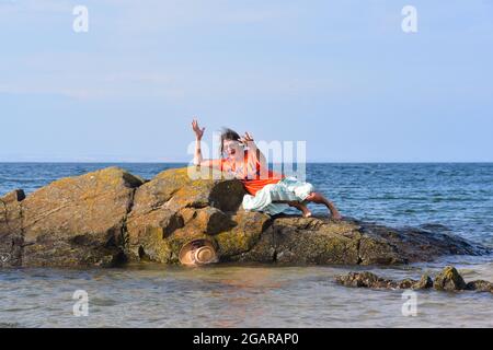 Il cappello di paglia cade fuori della roccia nel mare, Berwick del nord, Lothian orientale, Scozia Regno Unito Foto Stock