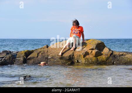 Il cappello di paglia cade fuori della roccia nel mare, Berwick del nord, Lothian orientale, Scozia Regno Unito Foto Stock