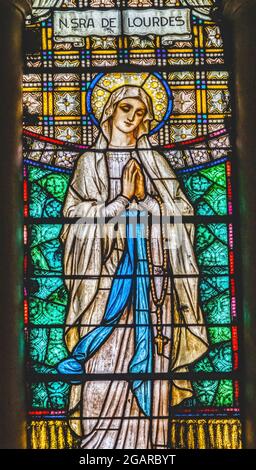 Madonna di Lourdes statue di vetro macchiato Santuario Maria Auxilidora Punta Arenas Cile nostra Signora è la Vergine Maria, che apparve nel 1858 a Lourdes F. Foto Stock