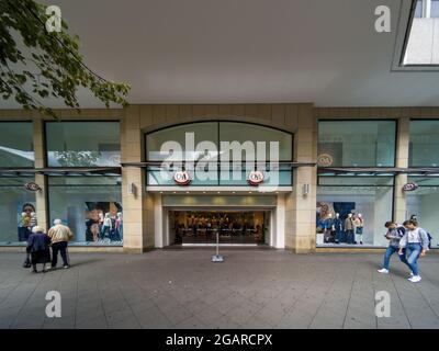 HANNOV, GERMANIA - 01 luglio 2021: Le persone che camminano fuori dal centro commerciale C&A di Hannover, Germania Foto Stock