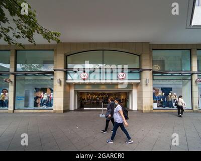 HANNOV, GERMANIA - 01 luglio 2021: Le persone che camminano fuori dal centro commerciale C&A di Hannover, Germania Foto Stock