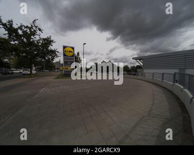 HANNOV, GERMANIA - 01 luglio 2021: Il cartello Lidl supermarket all'ingresso del centro commerciale ad Hannover, Germania Foto Stock