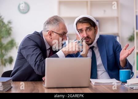 Giovane impiegato d'affari che soffre di mal di denti in ufficio Foto Stock