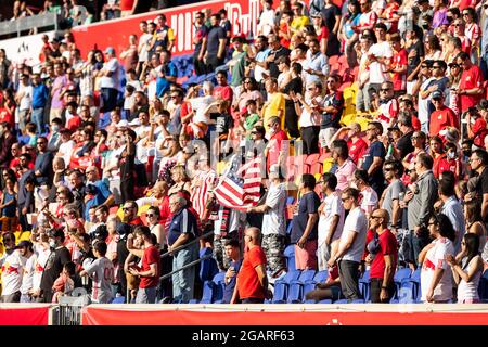 Harrison, NJ - Luglio 31. 2021: I tifosi di Reb Bulls hanno ondulato la bandiera americana durante le prestazioni di National Anthem prima di una regolare partita di MLS contro il New England sulla Red Bull Arena Foto Stock