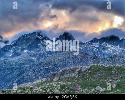 Una bella foto delle montagne nel Aiguestortes i Estany del Parco Nazionale di Sant Maurici in Spagna Foto Stock