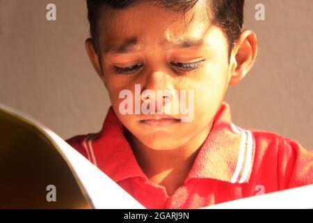 Scuola indiana Bambini studenti notebook Scrittura Studio Educazione in classe, bord Foto Stock