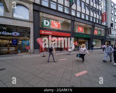 HANNOV, GERMANIA - 01 luglio 2021: Le persone che passano lungo il negozio Vodaphone ad Hannover, Germania Foto Stock