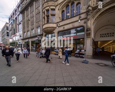 HANNOV, GERMANIA - 01 luglio 2021: Le persone che passano per il negozio ROSSMANN di Hannover, Germania, Foto Stock