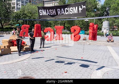 NEW YORK, NY LUGLIO 31: I partecipanti distruggeranno lettere che incantano il razzismo pieno di caramelle con bastoni in Union Square il 31 luglio 2021 a New York City. I manifestanti hanno marciato slogan cantanti da Union Square Uptown. La "Black Lives Still Matter" richiede la responsabilità della polizia, sostenendo che la brutalità della polizia è ancora una questione che non si è sbiadita dalla coscienza pubblica. Foto Stock